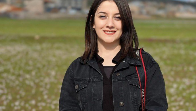 DFGDernegi's tweet photo. 📌 Gazeteci Rabia Önver hakkında soruşturma

Jinnews Muhabiri Rabia Önver hakkında sanal medya hesaplarında yaptığı paylaşımlar gerekçe gösterilerek soruşturma başlatıldı. Yüksekova Cumhuriyet Başsavcılığı tarafından “örgüt propagandası” yaptığı gerekçesiyle hakkında soruşturma başlatılan Rabia Önver, avukatıyla birlikte Yüksekova İlçe Emniyet Müdürlüğü TEM Şubesi’ne giderek ifade verdi.