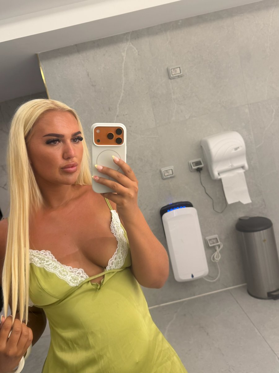 bellavalentinxo's tweet photo. bathroom selfie 🤳 #ukcreator #ukgirls #onlyfans #gymgirl https://t.co/b6ItJAUzAS