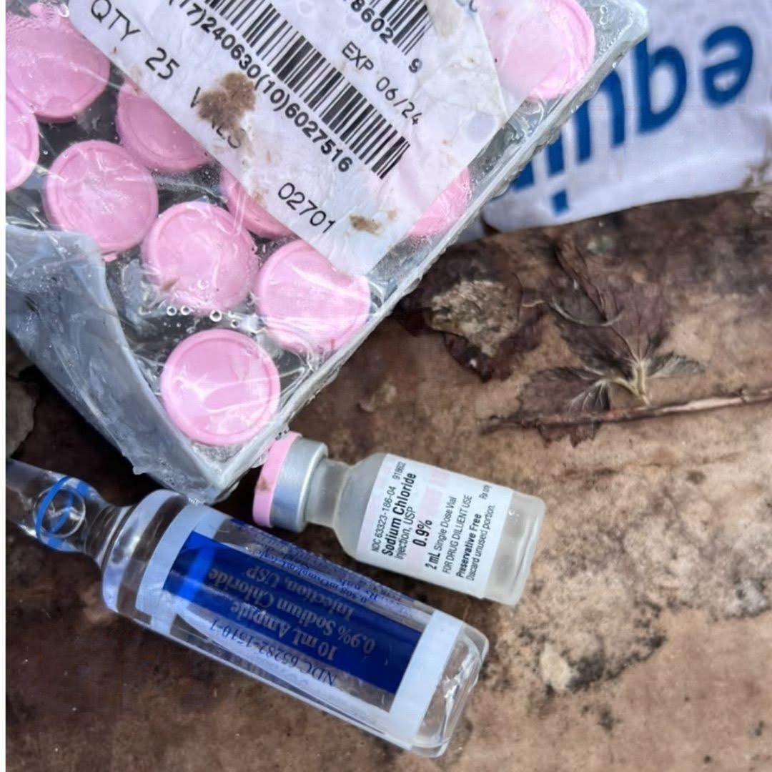 CesiaMejiaHN's tweet photo. ➪¡TOTALMENTE CONDENABLE! Tirado como basura, deteriorado y abandonado mantiene la Secretaría de Salud un equipo destinado a una Unidad de Cuidados Intensivos (UCI) en un predio en la colonia Torocagua de la capital. Los insumos están al aire libre sin algún cuidado requerido, como si se tratara de basura, pero en realidad es equipo que los hondureños necesitan en los hospitales. Por su parte, el viceministro Eduardo Midence dice que no se ha echado a perder, sino que el equipo se está entregando desde la administración de Xiomara Castro.
#cmnews #lifestyle #noticias #honduras