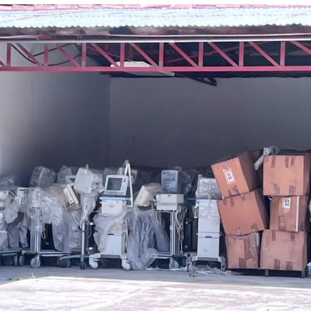 CesiaMejiaHN's tweet photo. ➪¡TOTALMENTE CONDENABLE! Tirado como basura, deteriorado y abandonado mantiene la Secretaría de Salud un equipo destinado a una Unidad de Cuidados Intensivos (UCI) en un predio en la colonia Torocagua de la capital. Los insumos están al aire libre sin algún cuidado requerido, como si se tratara de basura, pero en realidad es equipo que los hondureños necesitan en los hospitales. Por su parte, el viceministro Eduardo Midence dice que no se ha echado a perder, sino que el equipo se está entregando desde la administración de Xiomara Castro.
#cmnews #lifestyle #noticias #honduras