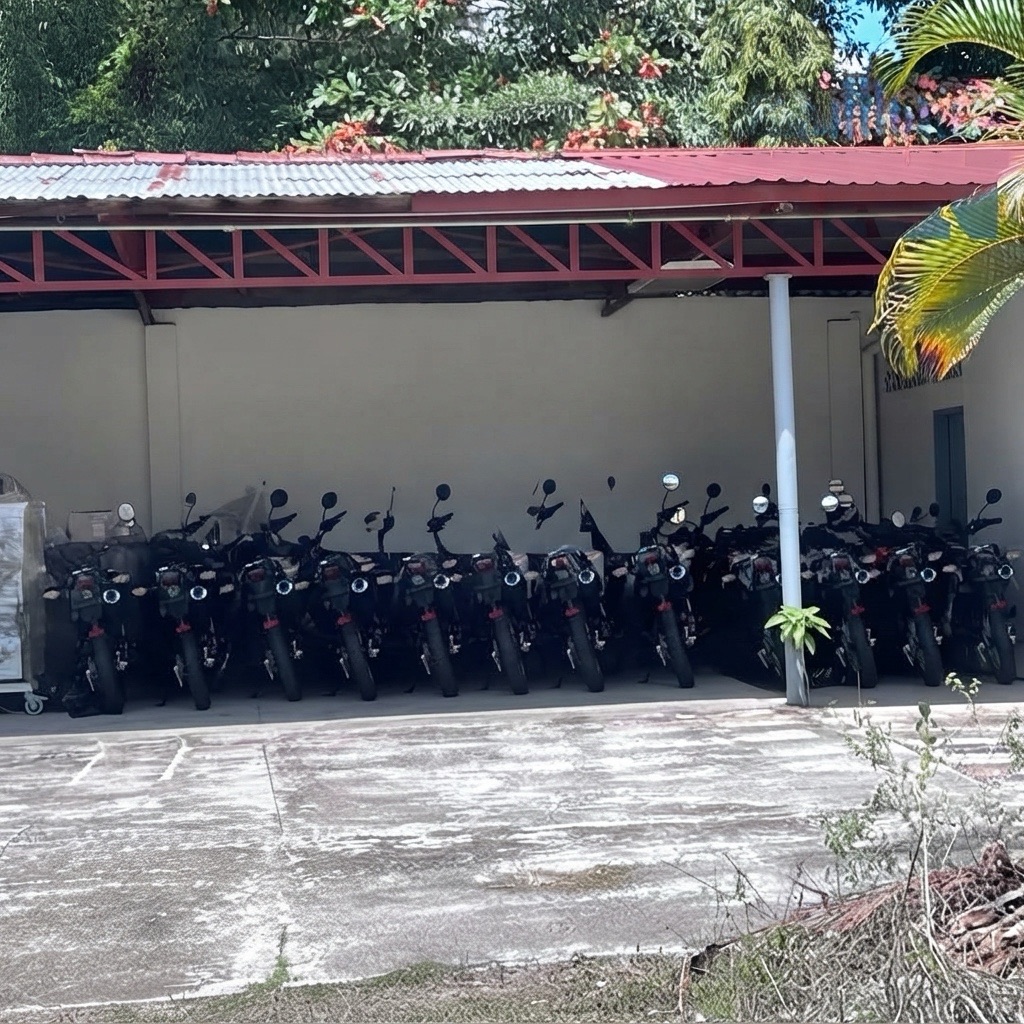 CesiaMejiaHN's tweet photo. ➪¡TOTALMENTE CONDENABLE! Tirado como basura, deteriorado y abandonado mantiene la Secretaría de Salud un equipo destinado a una Unidad de Cuidados Intensivos (UCI) en un predio en la colonia Torocagua de la capital. Los insumos están al aire libre sin algún cuidado requerido, como si se tratara de basura, pero en realidad es equipo que los hondureños necesitan en los hospitales. Por su parte, el viceministro Eduardo Midence dice que no se ha echado a perder, sino que el equipo se está entregando desde la administración de Xiomara Castro.
#cmnews #lifestyle #noticias #honduras