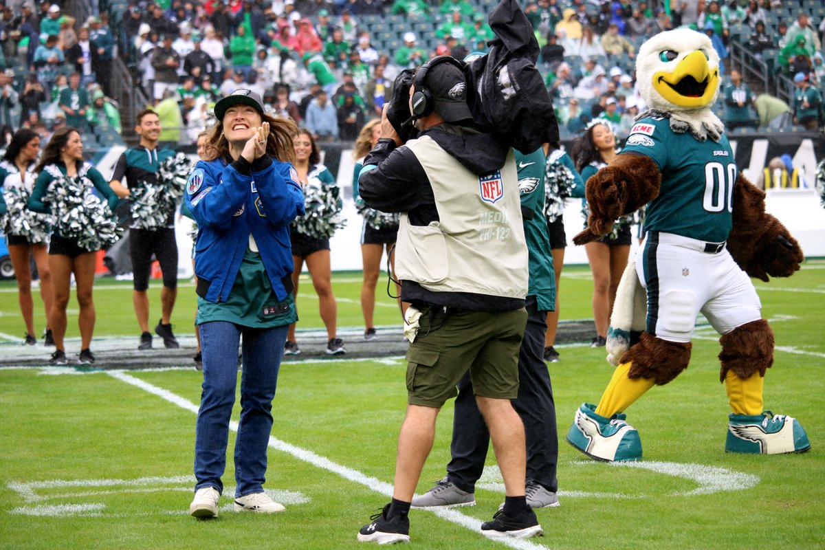 Neto's tweet photo. NASA Astronaut Christina Koch at Eagles vs. Rams via NASA https://t.co/UBu4kkm6QZ https://t.co/0RDaJ7sQIK