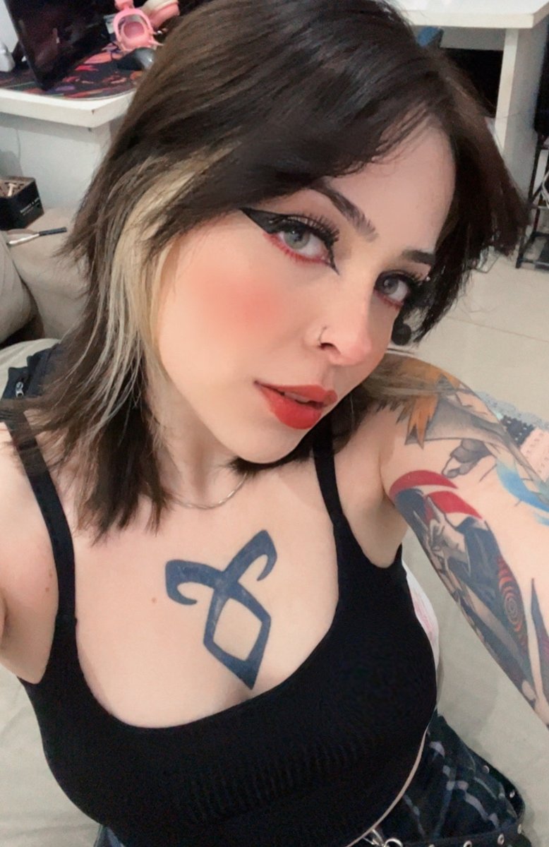 EeveeDiff's tweet photo. Desculpa o fundo bagunçado ? 🥲 https://t.co/hnWwxzssx0