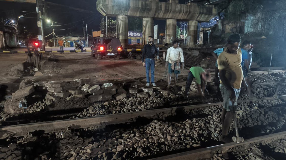 BarbilCS's tweet photo. बड़बिल बाजार फाटक का मरम्मत और पुनर्स्थापना के बाद कंक्रीट ब्लॉक को पहले के जेसे अव्यवस्थित ना रखा जाये l यात्री असुरक्षित रूप से यात्रा करने के लिए मजबूर थे l मसर्रत के बाद कंक्रीट ब्लॉक को समान्तर स्थापित कर लोगों का सुरक्षा का खयाल रखने के लिए निवेदन l @DRMCKP @GMSRailway https://t.co/1MDzBDqdKp