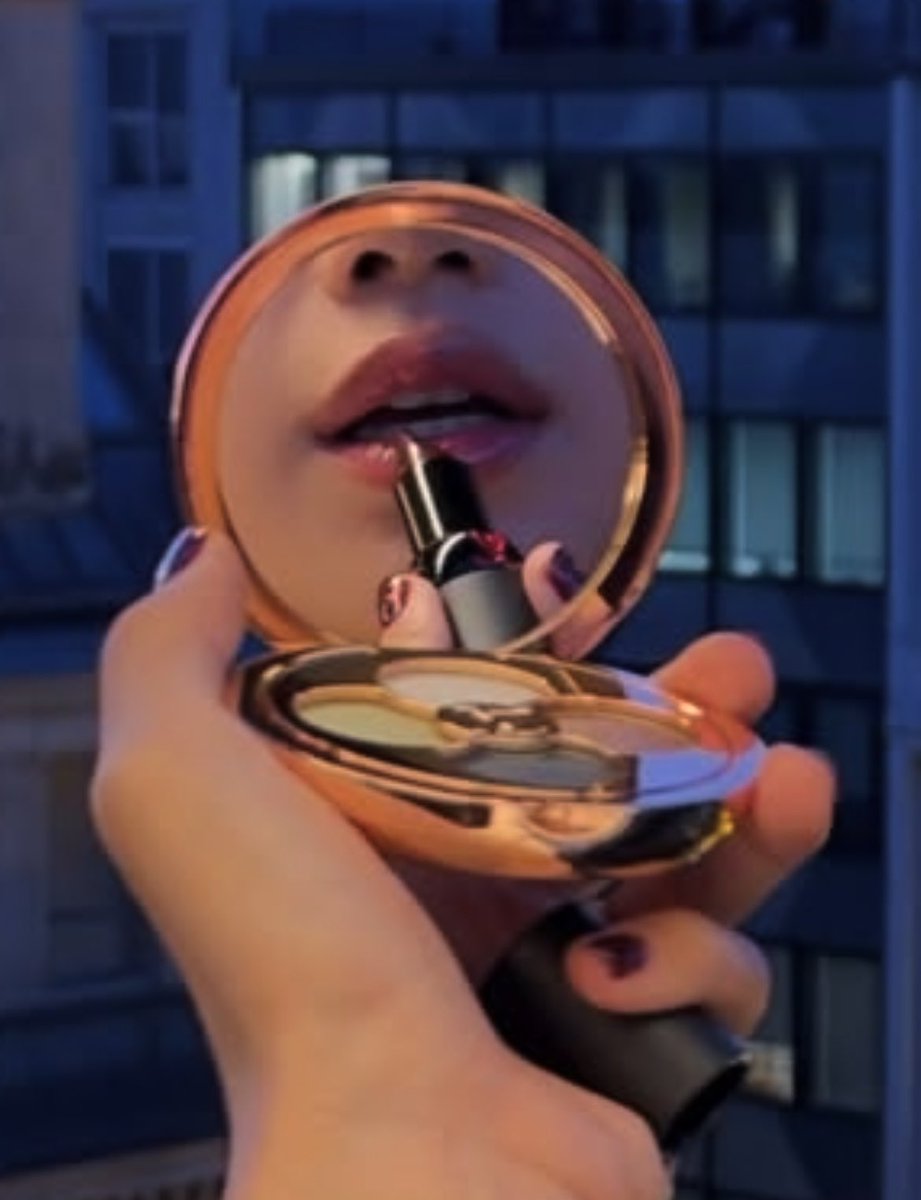 lilitalist's tweet photo. The way she didn’t even apply the lipstick #Nomorefreepromo #iRefuse https://t.co/aBu8PIveOX