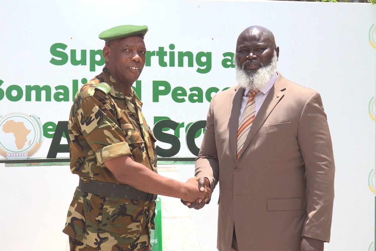 fdnbbi's tweet photo. Somalie : le Général de Brigade Gaspard Baratuza reçu par les plus hautes autorités de l'AUSSOM.
Poursuivant sa tournée en Somalie, le Général de Brigade Gaspard Baratuza a été reçu en audience, le 5 octobre 2026, par le Représentant Spécial du Président de la Commission de l'Union Africaine pour la Somalie et chef de mission, El Hadji Ibrahima Diene. Ce dernier a salué la discipline, le professionnalisme et l'engagement des militaires burundais dans la mission de soutien à la paix en Somalie. 
Le Général de Brigade Baratuza a également été reçu par le commandant par intérim de la Force de l'AUSSOM le Général de Brigade Jackson Kayanja. Celui-ci a, à son tour, salué le leadership dont fait preuve le contingent burundais au sein de la mission.