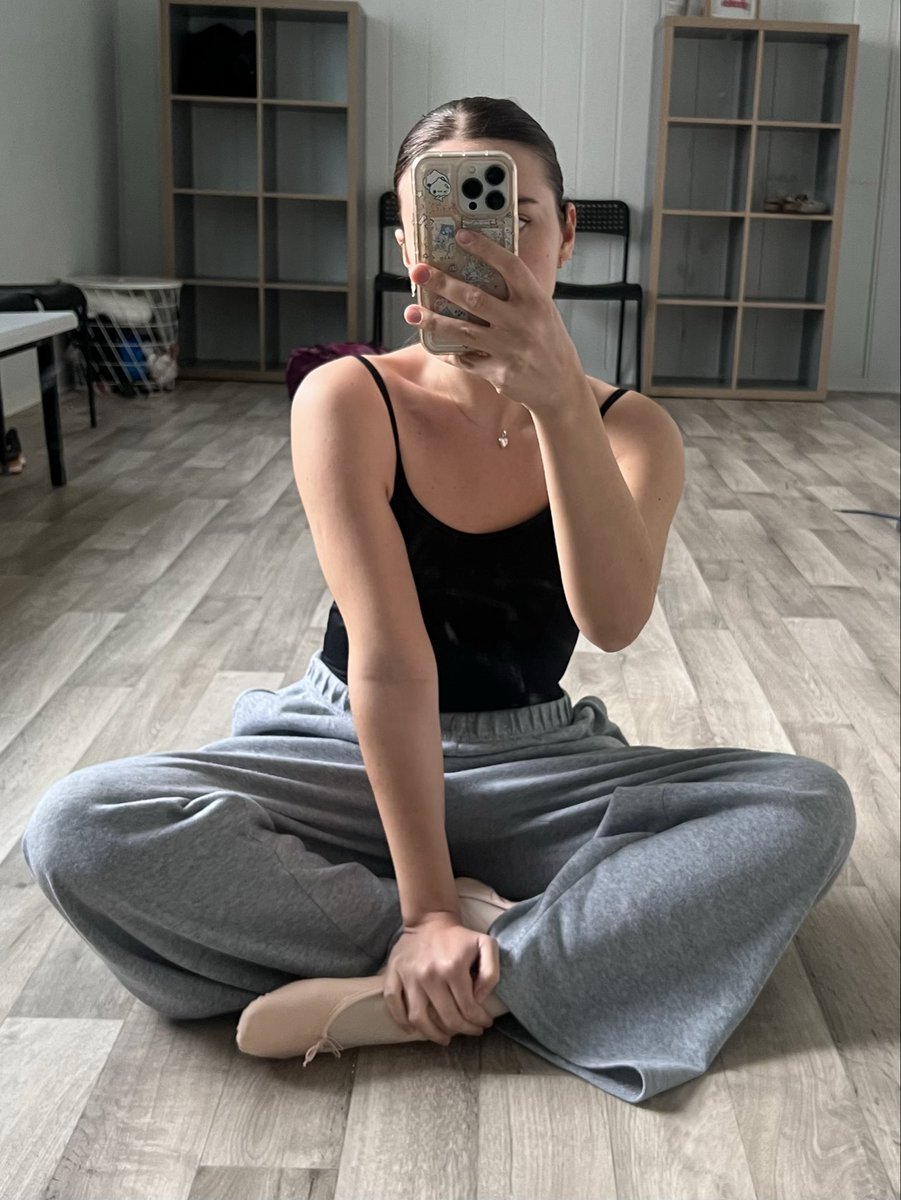 itsp3arl's tweet photo. Used my ballet’s school bathroom for the first time today and found out they offer free tampons, that’s so awesome :<< 🥺 https://t.co/PxCexwS5CO