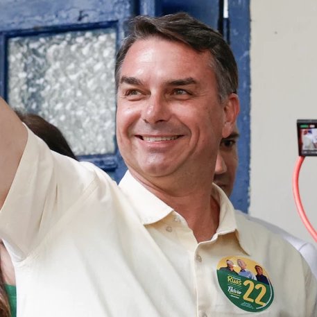 meioindep's tweet photo. 🚨AGORA: Ciro Nogueira, presidente do PP, anuncia apoio a Flávio no 2º turno

"Tenho uma lealdade ao presidente Bolsonaro", afirmou o senador, que promete defender na reunião do partido o apoio formal ao candidato. https://t.co/KleXIWHsh2
