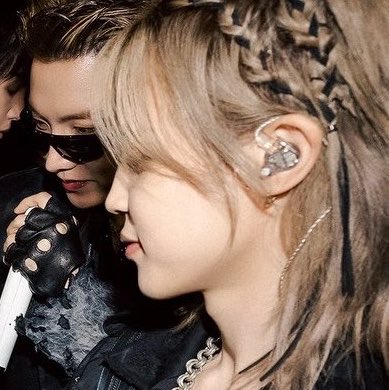 estrojimin's tweet photo. what's he hiding in there https://t.co/nrTLimkdbr