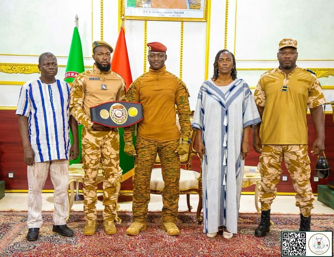 Salif_BF's tweet photo. Quel immense fierté de voir notre champion "Le Percuteur" présenter sa ceinture africaine au Capitaine Ibrahim Traoré ! Merci du fond du cœur à notre Président pour son soutien indéfectible à la jeunesse et au sport. 🇧🇫🥊 » https://t.co/IOtr44NG7F