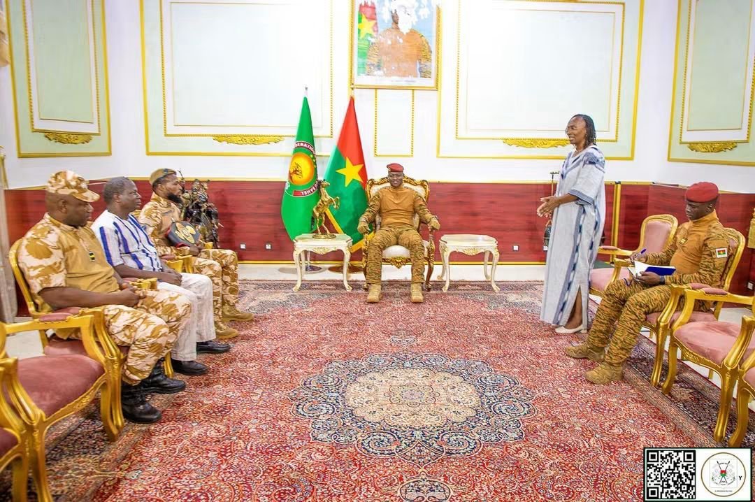 Salif_BF's tweet photo. Quel immense fierté de voir notre champion "Le Percuteur" présenter sa ceinture africaine au Capitaine Ibrahim Traoré ! Merci du fond du cœur à notre Président pour son soutien indéfectible à la jeunesse et au sport. 🇧🇫🥊 » https://t.co/IOtr44NG7F