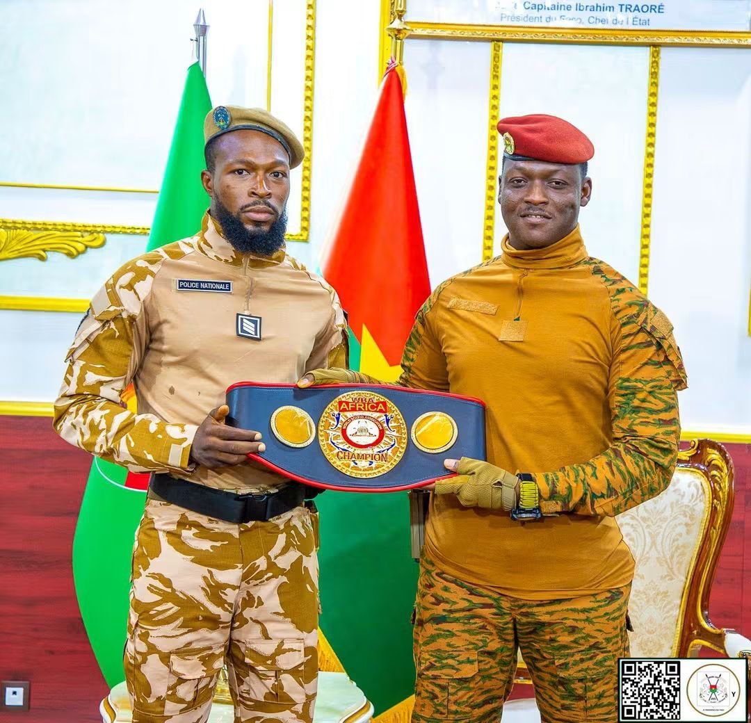 Salif_BF's tweet photo. Quel immense fierté de voir notre champion "Le Percuteur" présenter sa ceinture africaine au Capitaine Ibrahim Traoré ! Merci du fond du cœur à notre Président pour son soutien indéfectible à la jeunesse et au sport. 🇧🇫🥊 » https://t.co/IOtr44NG7F