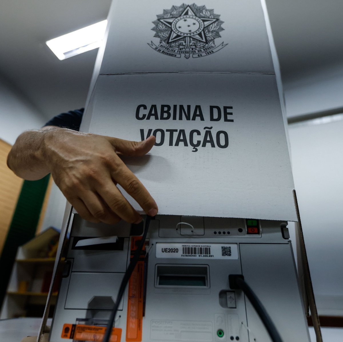 republiqueBRA's tweet photo. 🗳️ 🇧🇷 Donald Trump elogia a agilidade da apuração do 1° turno das eleições brasileiras e critica o sistema eleitoral dos EUA, que classifica como “corrupto”.

🗣️ “125 milhões de pessoas votaram hoje no primeiro turno da eleição presidencial do Brasil. Os resultados saíram logo após o encerramento da votação, NO MESMO DIA!”