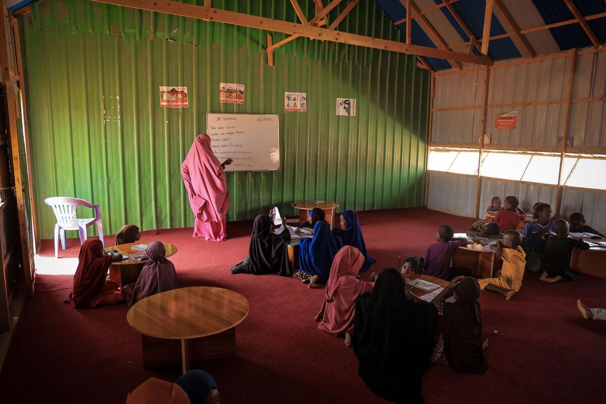 SaveChildrenSO's tweet photo. On #WorldTeachersDay: Luul*, 25, is a facilitator at a child-friendly space in Galgaduud, #Somalia.

Ali*, 8, arrived quiet and withdrawn after displacement. 

Now he reads, writes, plays football and encourages other children to join in. https://t.co/Ko2MxHDOyS