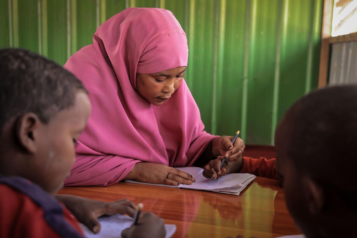 SaveChildrenSO's tweet photo. On #WorldTeachersDay: Luul*, 25, is a facilitator at a child-friendly space in Galgaduud, #Somalia.

Ali*, 8, arrived quiet and withdrawn after displacement. 

Now he reads, writes, plays football and encourages other children to join in. https://t.co/Ko2MxHDOyS