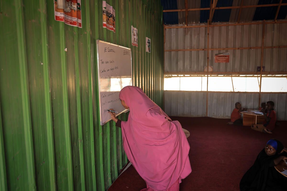 SaveChildrenSO's tweet photo. On #WorldTeachersDay: Luul*, 25, is a facilitator at a child-friendly space in Galgaduud, #Somalia.

Ali*, 8, arrived quiet and withdrawn after displacement. 

Now he reads, writes, plays football and encourages other children to join in. https://t.co/Ko2MxHDOyS