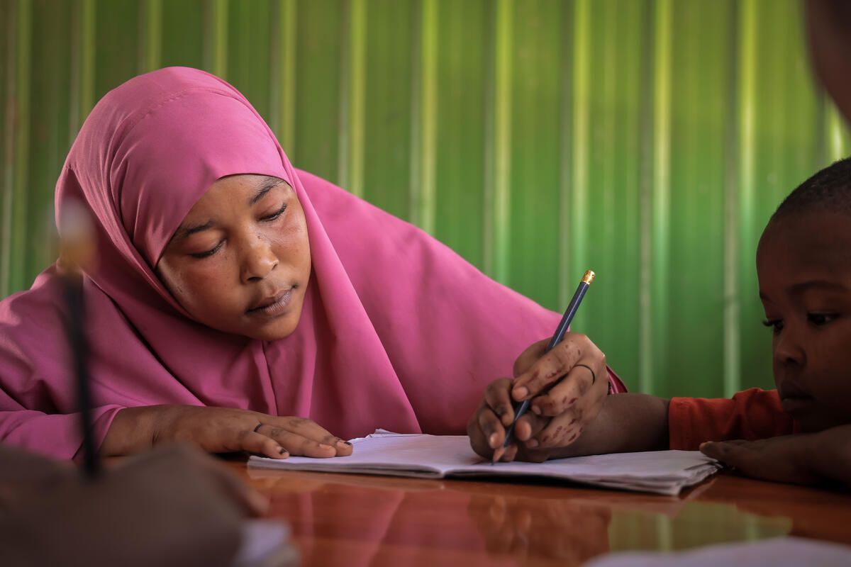 SaveChildrenSO's tweet photo. On #WorldTeachersDay: Luul*, 25, is a facilitator at a child-friendly space in Galgaduud, #Somalia.

Ali*, 8, arrived quiet and withdrawn after displacement. 

Now he reads, writes, plays football and encourages other children to join in. https://t.co/Ko2MxHDOyS