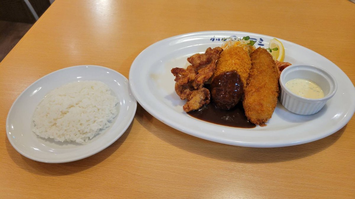 jinsideUnit's tweet photo. @classLabo プチグリル #マルヨシ
カニクリームコロッケと白身フライとからあげのAセット

コスパは期待できないけど満足感あるちょっと贅沢メニューって感じかな😋 https://t.co/u3P3BYuHI4