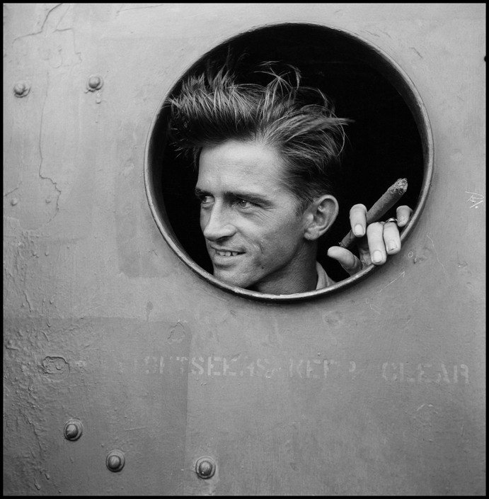 VelkVezr2's tweet photo. Námořník kouří na palubě USS Saratoga. 
Jižní Pacifik, 1943.

-Wayne Miller https://t.co/4QNkVC8jmT