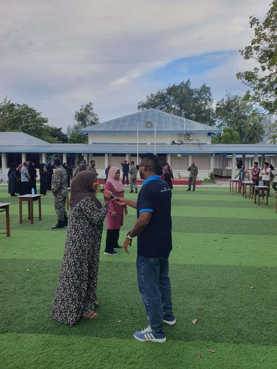 MNDF_Official's tweet photo. ޓީޗަރުންގެ ދުވަސް ފާހަގަކުރުމުގެ ގޮތުން، ޝަރަފުއްދީން ސްކޫލުގެ ޓީޗަރުންނާއި ބެލެނިވެރިންނަށް އަމާޒުކޮށްގެން އެމްއެންޑީއެފް ސަދަން އޭރިއާ ކޮމާންޑުން ޚާއްޞަ ޓީމް ބިލްޑިންގ ހަރަކާތެއް ކުރިއަށް ގެންގޮސްފި
https://t.co/8rriCONL1l https://t.co/oe7lVBgJVp