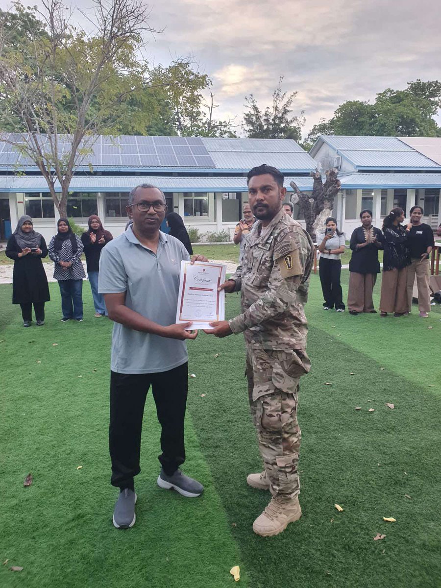 MNDF_Official's tweet photo. ޓީޗަރުންގެ ދުވަސް ފާހަގަކުރުމުގެ ގޮތުން، ޝަރަފުއްދީން ސްކޫލުގެ ޓީޗަރުންނާއި ބެލެނިވެރިންނަށް އަމާޒުކޮށްގެން އެމްއެންޑީއެފް ސަދަން އޭރިއާ ކޮމާންޑުން ޚާއްޞަ ޓީމް ބިލްޑިންގ ހަރަކާތެއް ކުރިއަށް ގެންގޮސްފި
https://t.co/8rriCONL1l https://t.co/oe7lVBgJVp