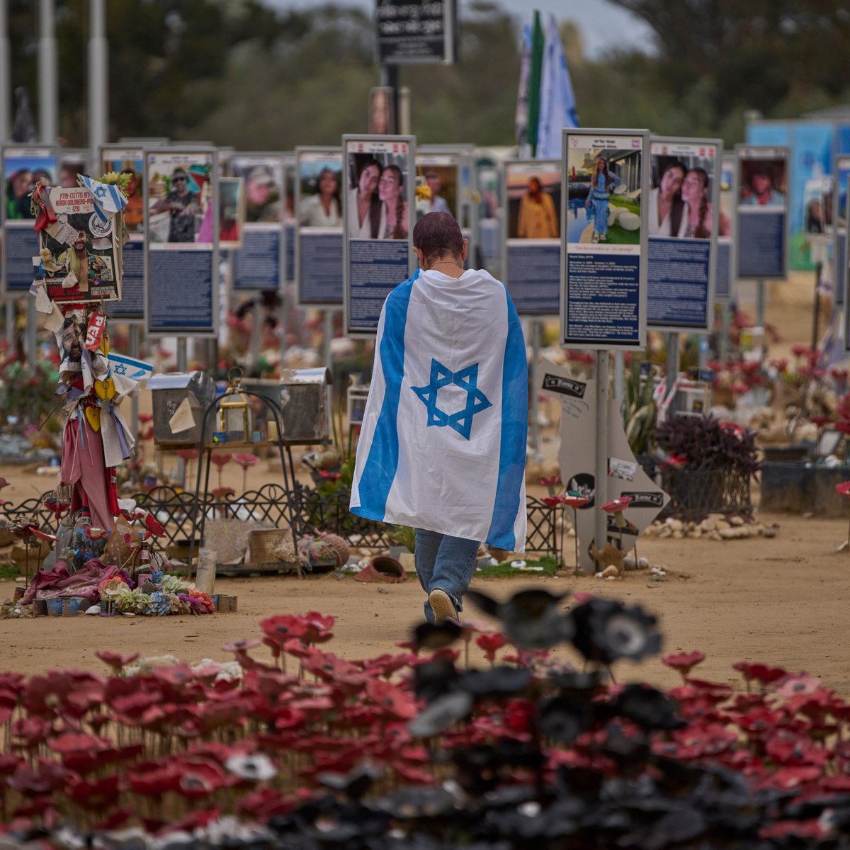 clarincom's tweet photo. ISRAEL ANUNCIÓ QUE MATÓ A 4.000 IMPLICADOS EN LA MASACRE DEL 7 DE OCTUBRE

El ministro de Defensa israelí, Israel Katz, afirmó que aún quedan 2.000 prófugos. Además, aseguró que el Ejército seguirá persiguiendo a los miembros de Hamas involucrados en el ataque. 

El anuncio se produjo durante las ceremonias por las víctimas de la masacre, en la que murieron 1.200 personas y 251 fueron secuestradas.

El comunicado de Israel Katz

"4.000 terroristas que invadieron Israel el 7 de octubre han sido eliminados; quedan 2.000".

"Debemos perseguirlos y eliminarlos a todos".

(+) en Clarín: https://t.co/F2F7PkYaSi