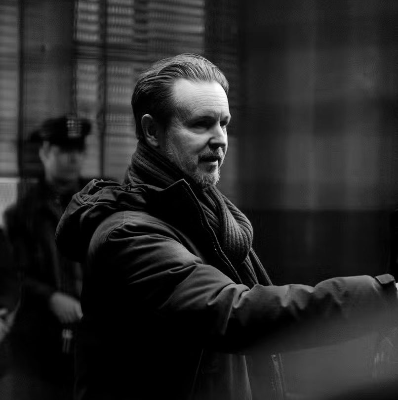 TheCinePlus's tweet photo. Es bien sabido que Matt Reeves ha estado lidiando con una situación bastante delicada desde antes que terminara el guión de “The Batman Part II”. 

El qué es esta situación no nos incumbe, incluso Grace Randolph llegó a comentar que estaba cerca de ser comparable con una situación como la de Chadwick Boseman en su momento pero no quiso entrar en detalles, por lo que lo mejor que podemos hacer es respetar su privacidad.

Reeves ha hecho lo que ha podido y sigue haciendo lo posible por hacer esta película a pesar de su situación. Si, la espera ha sido larga que hasta da risa y podemos reírnos de la situación de esta película, pero en términos serios debemos respetarlo y darle su tiempo.

Incluso aplaudir que tanto Warner Bros. como DC Studios han estado con él. Cualquier otro estudio hubiera cambiado de director con tanto retraso y pausas. Ellos tienen fé en Reeves y lo que está haciendo, y por lo mismo no tienen problema darle todo el tiempo del mundo.

Si ellos que son el estudio pueden esperarlo ¿Por qué nosotros no?.