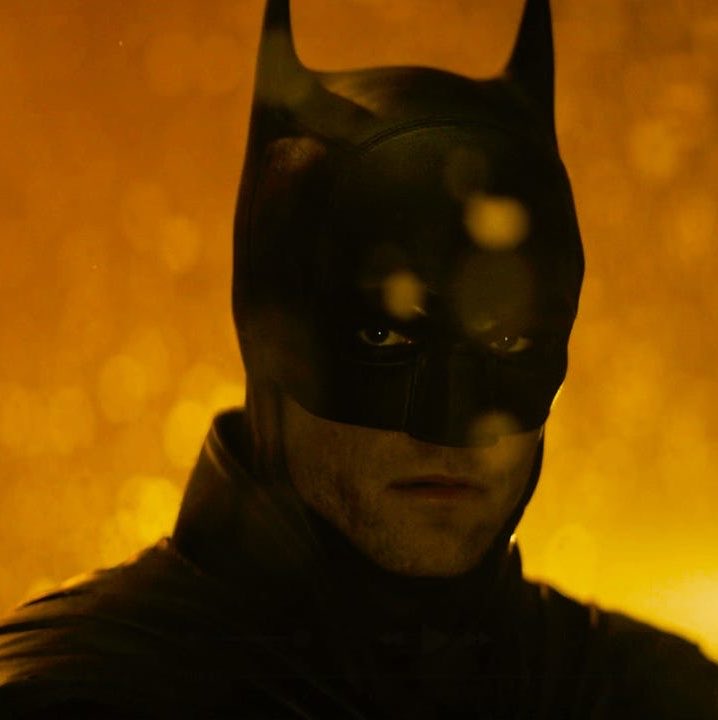 TheCinePlus's tweet photo. Es bien sabido que Matt Reeves ha estado lidiando con una situación bastante delicada desde antes que terminara el guión de “The Batman Part II”. 

El qué es esta situación no nos incumbe, incluso Grace Randolph llegó a comentar que estaba cerca de ser comparable con una situación como la de Chadwick Boseman en su momento pero no quiso entrar en detalles, por lo que lo mejor que podemos hacer es respetar su privacidad.

Reeves ha hecho lo que ha podido y sigue haciendo lo posible por hacer esta película a pesar de su situación. Si, la espera ha sido larga que hasta da risa y podemos reírnos de la situación de esta película, pero en términos serios debemos respetarlo y darle su tiempo.

Incluso aplaudir que tanto Warner Bros. como DC Studios han estado con él. Cualquier otro estudio hubiera cambiado de director con tanto retraso y pausas. Ellos tienen fé en Reeves y lo que está haciendo, y por lo mismo no tienen problema darle todo el tiempo del mundo.

Si ellos que son el estudio pueden esperarlo ¿Por qué nosotros no?.