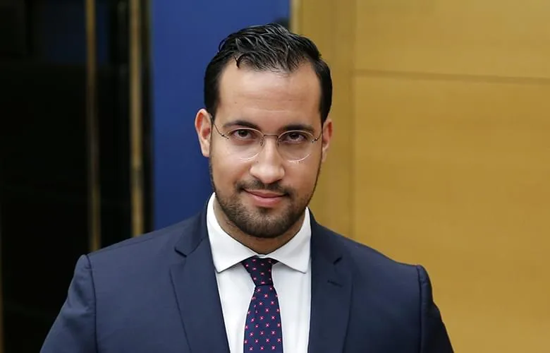 AlertesInfos's tweet photo. 🇫🇷 FLASH - Alexandre Benalla appelle le ministre de l’Intérieur à DÉMISSIONNER "immédiatement", estimant qu’il a "totalement perdu le contrôle" dans la gestion du mouvement lycéen : "On ne se comporte pas comme ça avec des enfants et des adolescents ! C'est de la folie !". (X) https://t.co/qP0OP3yeab