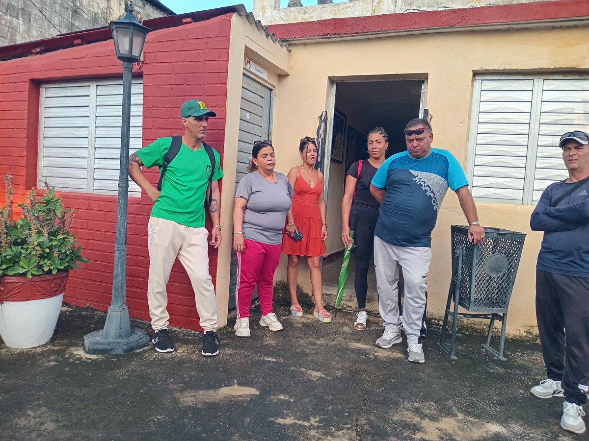 GuaneInder's tweet photo. #InderGuane 
Estamos en el 5to día del mes de octubre y como siempre nuestro colectivo a diferencia de muchos se reúne al amanecer para comenzar la jornada laboral bien informados. 
#SomosUnaGranFamilia https://t.co/TIBraWQp0O