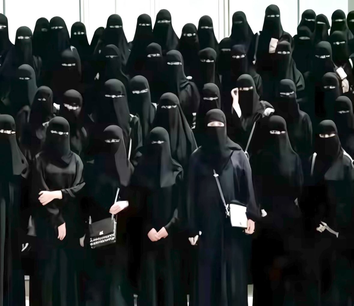 u1o57's tweet photo. كسونا بالسواد حتى تعلّمنا أن نخجل من وجوهنا، وأن نرى ملامحنا شيئًا ينبغي إخفاؤه، وأن نطلب الإذن كي نُرى كما نحن.
#٢٠٣٠_بلا_نقاب6 https://t.co/0Wq2HEpZDE