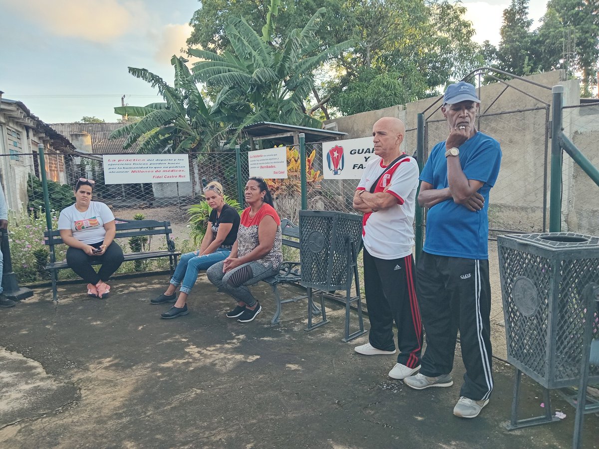 GuaneInder's tweet photo. #InderGuane 
Estamos en el 5to día del mes de octubre y como siempre nuestro colectivo a diferencia de muchos se reúne al amanecer para comenzar la jornada laboral bien informados. 
#SomosUnaGranFamilia https://t.co/TIBraWQp0O