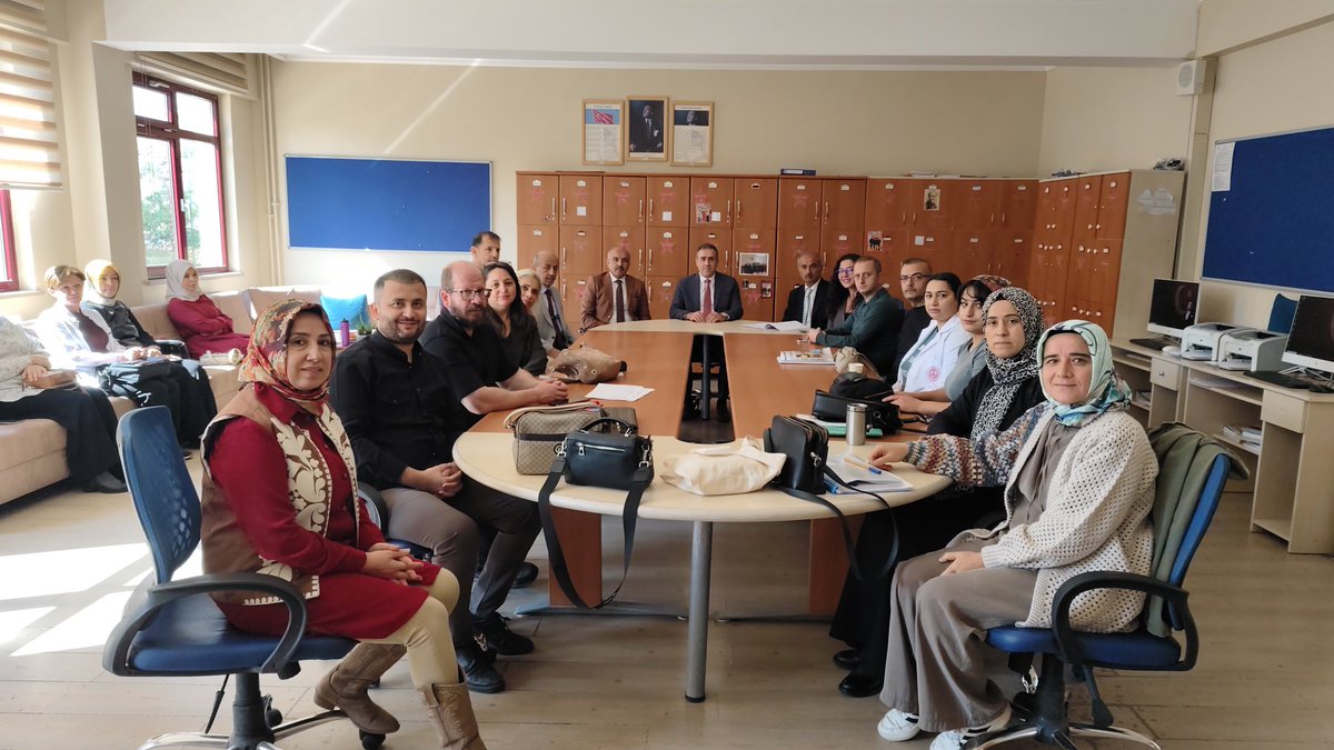 Talas_Kaymakam's tweet photo. Kaymakamımız İlyas MEMİŞ, İlçemiz Mevlana Mahallesinde bulunan Şehit Nuri Aydın Sağır Anadolu Lisesini ziyaret etti. https://t.co/rlSiWIWCxE