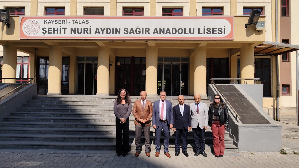 Talas_Kaymakam's tweet photo. Kaymakamımız İlyas MEMİŞ, İlçemiz Mevlana Mahallesinde bulunan Şehit Nuri Aydın Sağır Anadolu Lisesini ziyaret etti. https://t.co/rlSiWIWCxE
