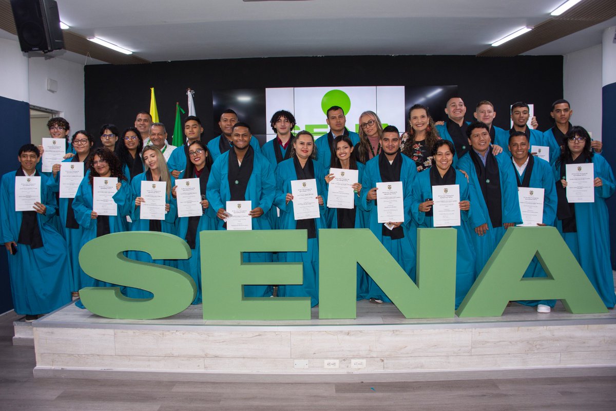 SENAQuindio's tweet photo. #AbroHilo 🧵 Hoy, la primera cita de la mañana fue con nuestros aprendices y sus familias. Ellos recibieron el resultado de tantos meses de compromiso, dedicación y perseverancia: su certificación. 👏🏻🎓
#OrgulloSENA #EgresadosSENA https://t.co/kHNrGeuadN