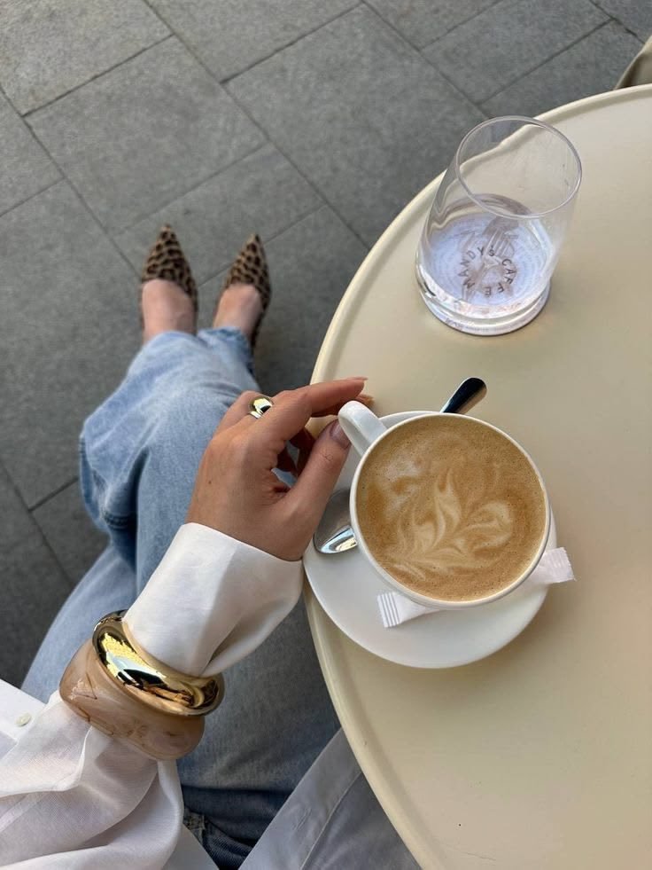 Fitsnotposes's tweet photo. City lady coffee outfit inspo ✨️ ☕️ >>> https://t.co/oiQZu2XI8U