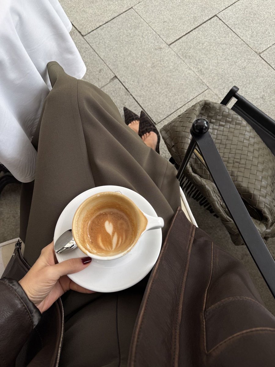Fitsnotposes's tweet photo. City lady coffee outfit inspo ✨️ ☕️ >>> https://t.co/oiQZu2XI8U
