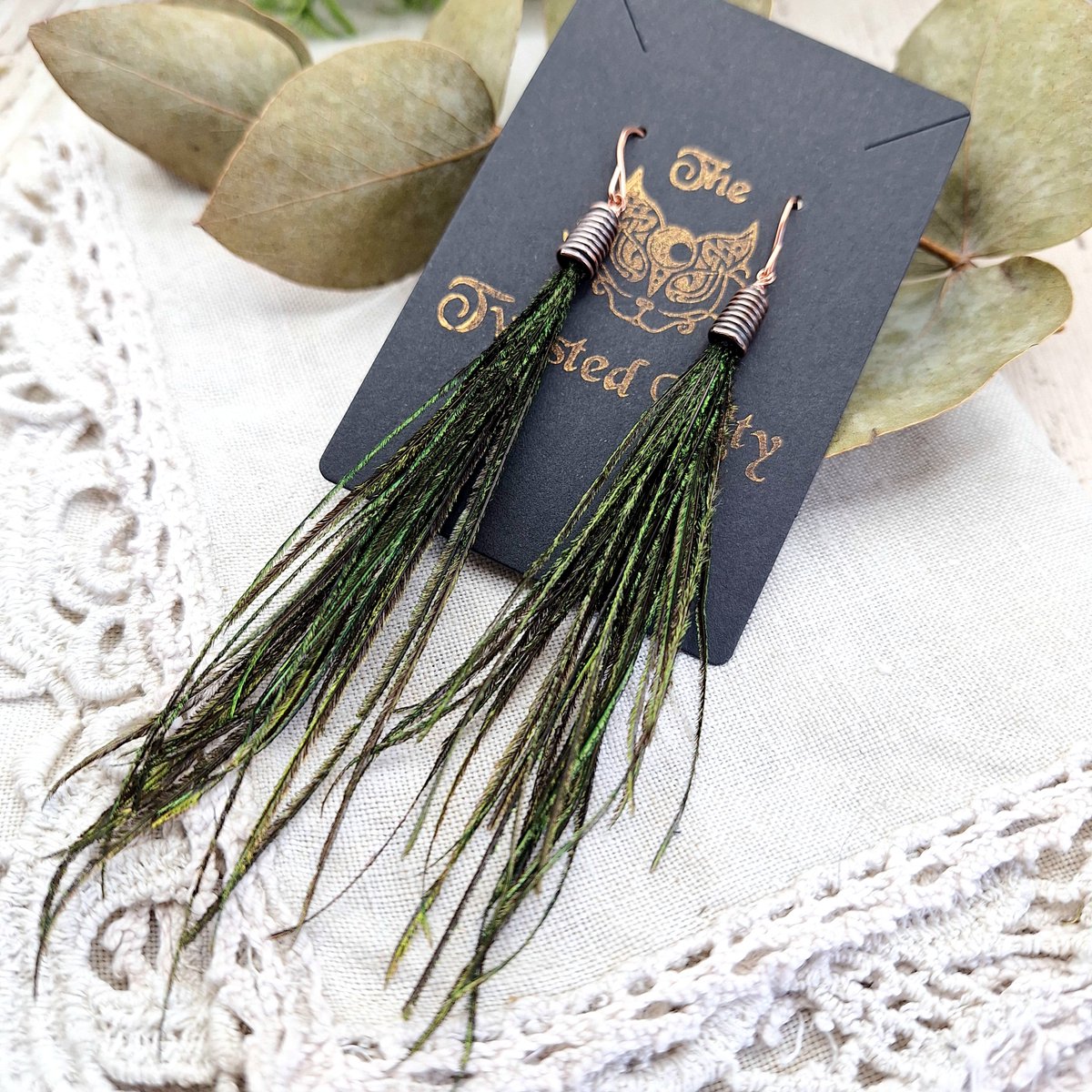 TwistedKittyArt's tweet photo. ๐ Beautiful Feather Tassels ๐
Another pair of pretty peacock feather tassel dangle earrings made up and packaged today. These will be in tomorrow mornings post.
Safe travels little earrings.
#featherjewellery #dangleearrings #tassels #peacockfeathers #festivalfashion https://t.co/1XsYKUGUFb