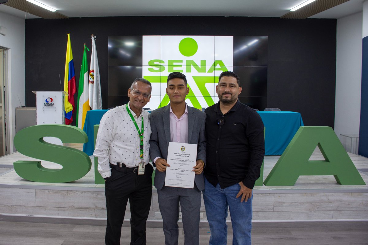SENAQuindio's tweet photo. #AbroHilo 🧵 Hoy, la primera cita de la mañana fue con nuestros aprendices y sus familias. Ellos recibieron el resultado de tantos meses de compromiso, dedicación y perseverancia: su certificación. 👏🏻🎓
#OrgulloSENA #EgresadosSENA https://t.co/kHNrGeuadN