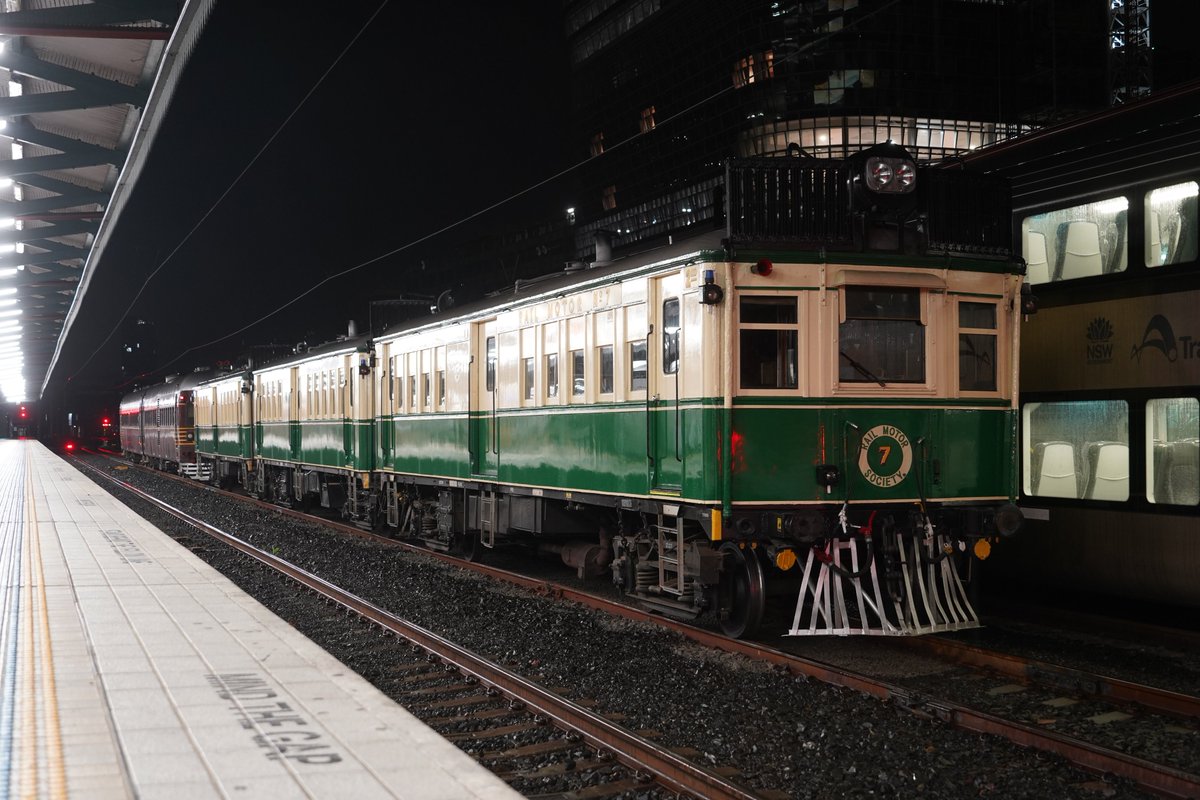 AunzRailfan's tweet photo. 本日は朝3時に起きてCentral夜間停泊のCPH気動車と620/720気動車を撮影。昨日まで大賑わいだったCentral駅も今は静まり返っています。
620/720気動車は一足先に4時半頃Centralを発車。
両者ともシドニーから200km以上離れたNewcastleよりさらに北のPatersonまで回送されます。 https://t.co/a6KwKrkFYP