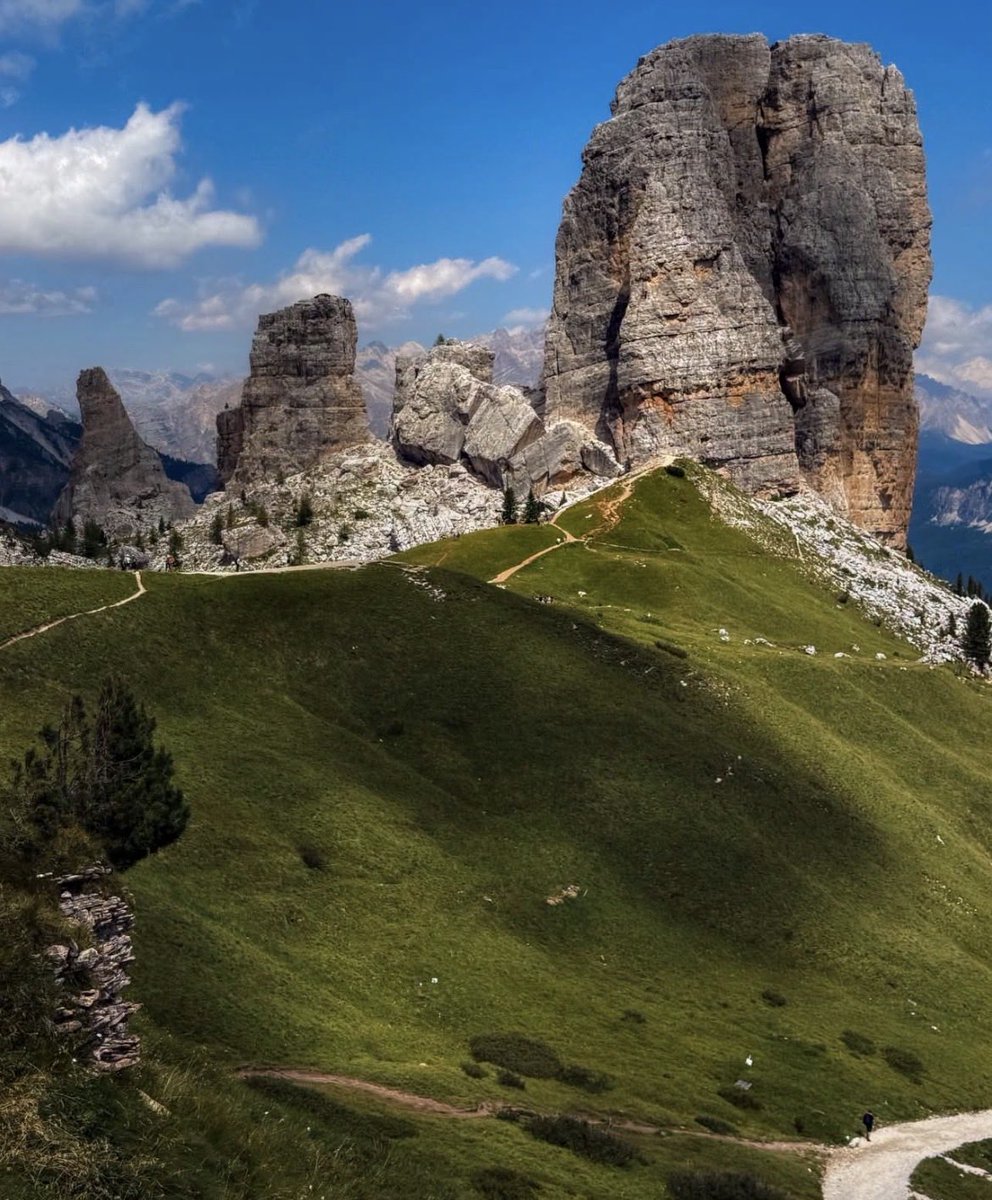 MohoEarth's tweet photo. Cortina d’Ampezzo, Italy 🇮🇹 https://t.co/WyJdYp9zVC