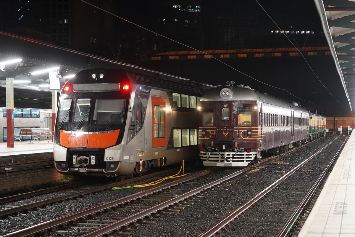 AunzRailfan's tweet photo. 本日は朝3時に起きてCentral夜間停泊のCPH気動車と620/720気動車を撮影。昨日まで大賑わいだったCentral駅も今は静まり返っています。
620/720気動車は一足先に4時半頃Centralを発車。
両者ともシドニーから200km以上離れたNewcastleよりさらに北のPatersonまで回送されます。 https://t.co/a6KwKrkFYP