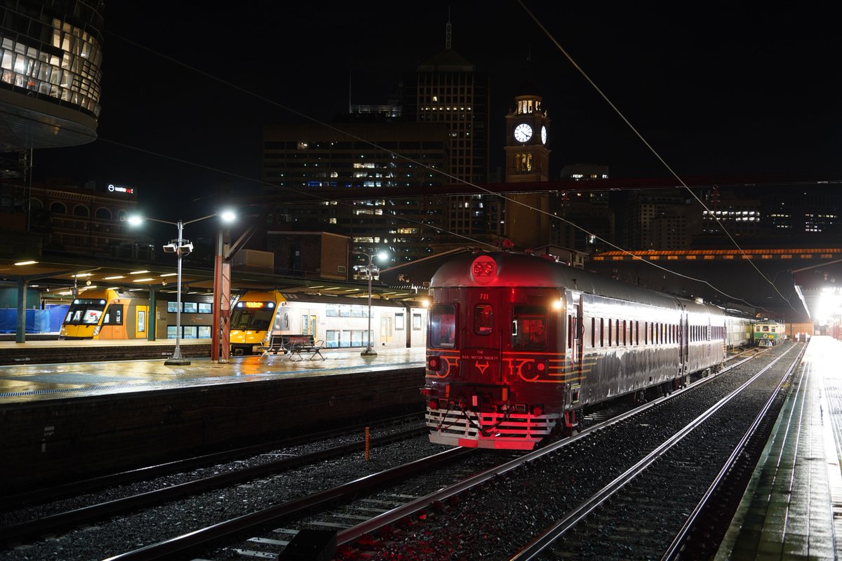 AunzRailfan's tweet photo. 本日は朝3時に起きてCentral夜間停泊のCPH気動車と620/720気動車を撮影。昨日まで大賑わいだったCentral駅も今は静まり返っています。
620/720気動車は一足先に4時半頃Centralを発車。
両者ともシドニーから200km以上離れたNewcastleよりさらに北のPatersonまで回送されます。 https://t.co/a6KwKrkFYP