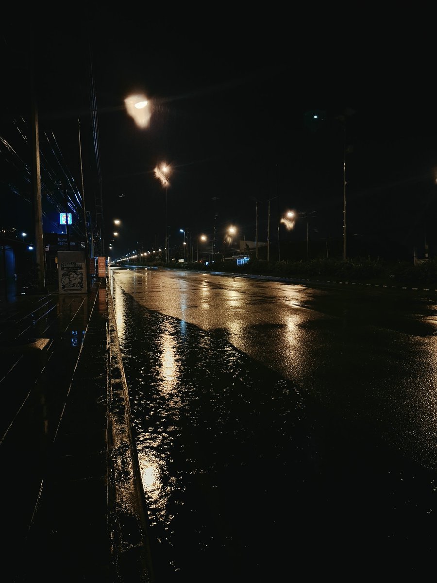 msocavh's tweet photo. แพรกษาเป็นอะไรที่น่าเบื่อมากหารถกลับบ้านก็ไม่ได้นอนกกเมียกันหมดแล้วมั้ง https://t.co/YfhKhCz6xF
