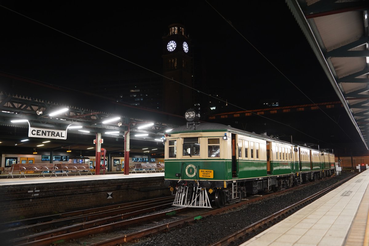 AunzRailfan's tweet photo. 本日は朝3時に起きてCentral夜間停泊のCPH気動車と620/720気動車を撮影。昨日まで大賑わいだったCentral駅も今は静まり返っています。
620/720気動車は一足先に4時半頃Centralを発車。
両者ともシドニーから200km以上離れたNewcastleよりさらに北のPatersonまで回送されます。 https://t.co/a6KwKrkFYP