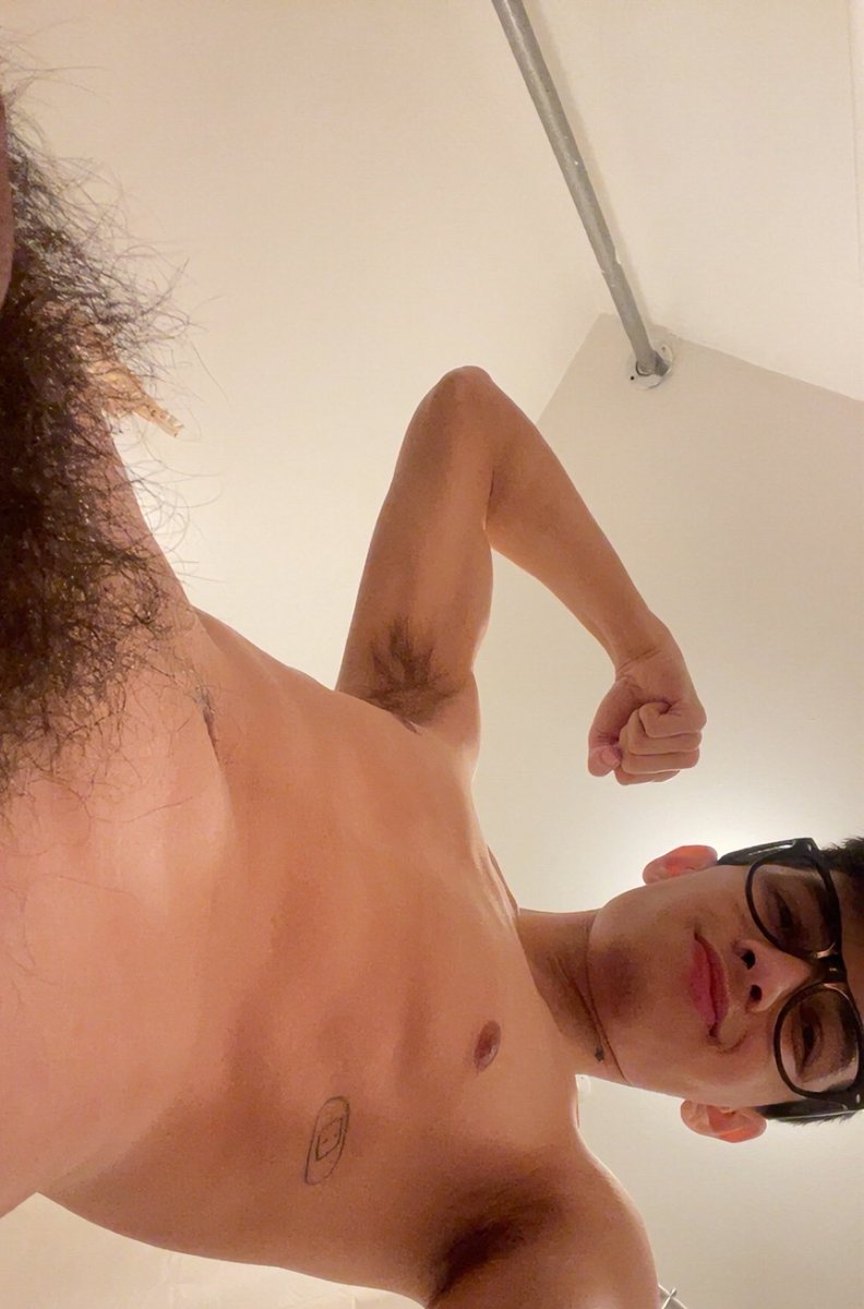 mstrjulius's tweet photo. Good boys tribute before messaging https://t.co/vZgQMGVB5Y