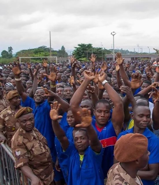 SIKAOFFICIAL1's tweet photo. President John Dramani Mahama has granted presidential pardon to 863 convicted persons in commemoration of Ghana’s 70th Independence Anniversary. 

The pardon includes 819 first-time offenders, 13 persons aged 70 and above, six seriously ill inmates and two others granted special release. Eleven death sentences have also been commuted to life imprisonment, while six life sentences have been reduced to 20-year terms.