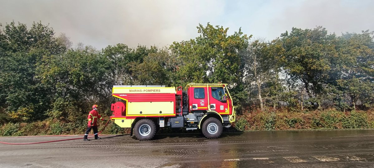 premar_ceclant's tweet photo. Lundi 5 oct. un incendie de grande ampleur s'est déclaré dans le secteur du Menez Hom. De nombreux marins-pompiers de l'Île Longue et de Lanvéoc sont venus soutenir les sapeurs-pompiers du SDIS.
Plus d'info :
⬇️⬇️⬇️ https://t.co/FMhd4QUwH2