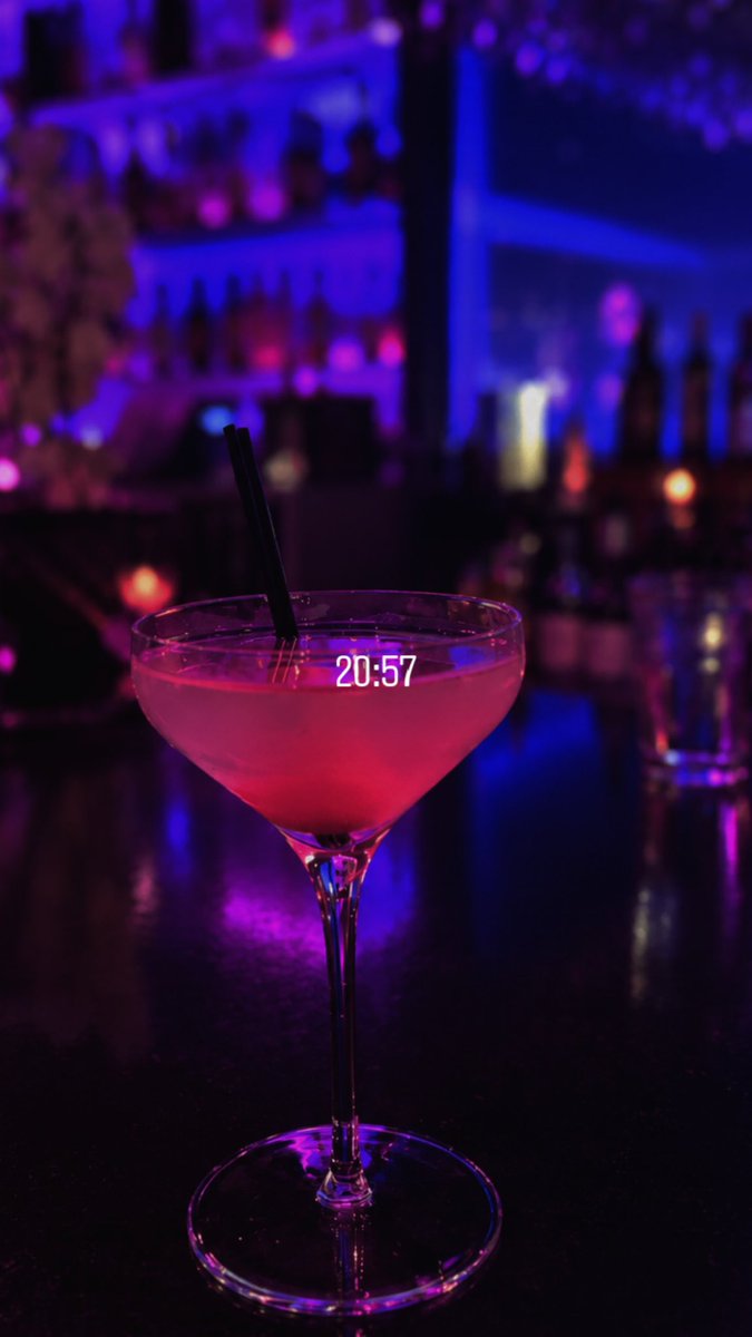 Karolina_Psz's tweet photo. Quelqu’un pour me payer mon verre ? #soumis #moneyslave https://t.co/o9IAxG3dNP