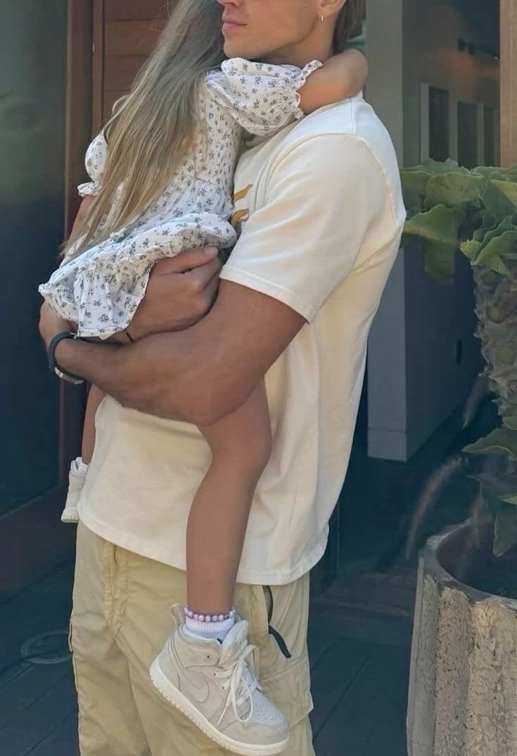 maxwellmckenna's tweet photo. dad life has taken control. 

📸: @cliffbarleau NOT MY PARTNER BTW https://t.co/XpMsJUIi7x